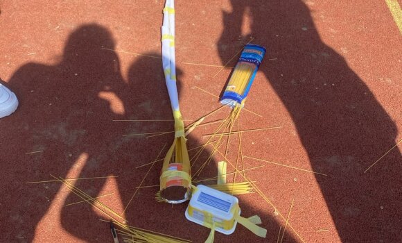 Zu sehen ist ein Turm, der aus verschiedenen Materialien zusammengebaut wurde. In diesem Fall hauptsächlich Spaghetti.