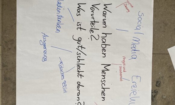 Mindmap zur Frage "Warum haben Menschen Vorurteile?". Drumherum wurden verschiedene Antworten aufgeschrieben.