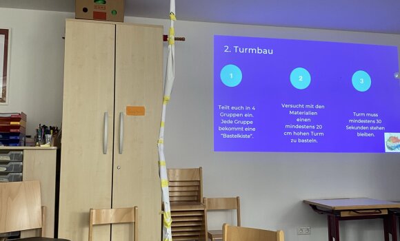 Zu sehen ist ein Turm, der aus verschiedenen Materialien zusammengebaut wurde. In diesem Fall hauptsächlich aus Papier.