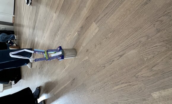 Zu sehen ist ein Turm, der aus verschiedenen Materialien zusammengebaut wurde. In diesem Fall hauptsächlich Schokolinsen.