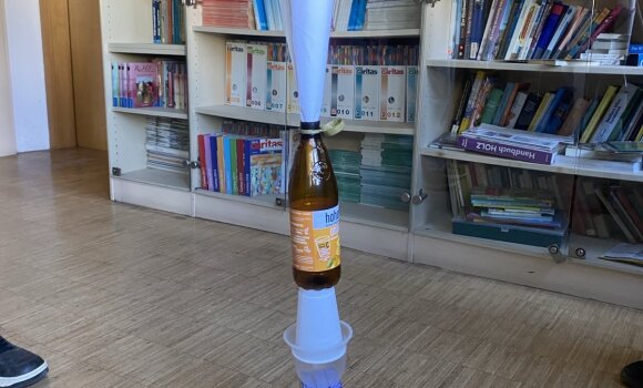 Zu sehen ist ein Turm, der aus verschiedenen Materialien zusammengebaut wurde. Hier hauptsächlich aus Papier und Smarieboxen ohne Klebeband.  